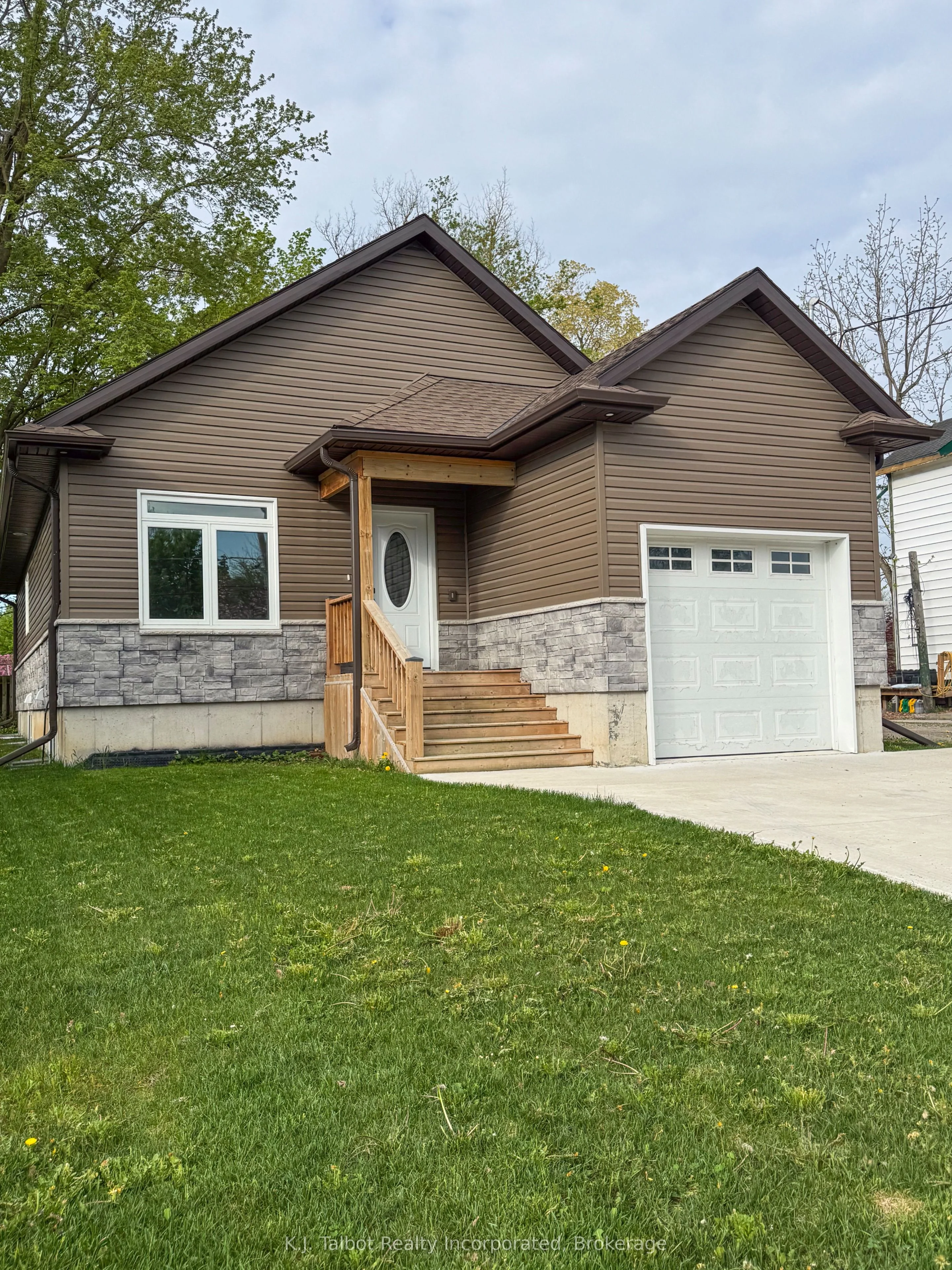 52 Queen Street, Huron East, ON N0G 1H0