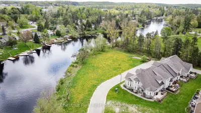 Att/Row/Townhouse in Bracebridge