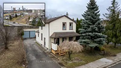 Detached in Niagara Falls