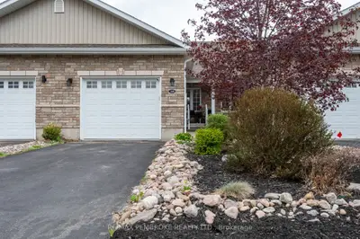 Att/Row/Townhouse in Pembroke