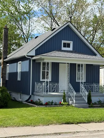 Detached in Niagara Falls