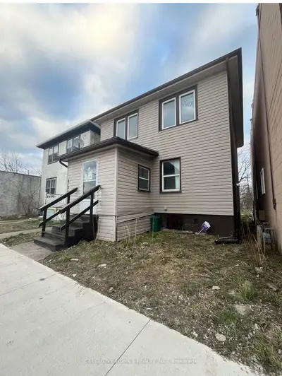 Detached in Niagara Falls