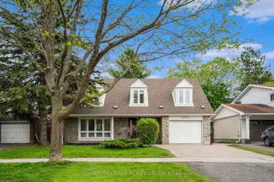 Detached in Beacon Hill North - South and Area