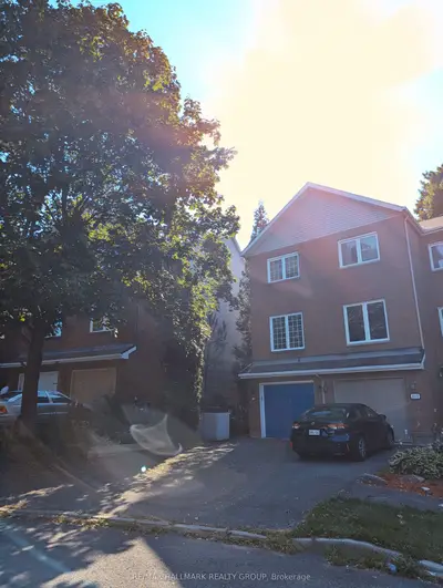 Att/Row/Townhouse in Manor Park - Cardinal Glen and Area