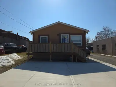 Detached in Niagara Falls