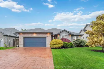 Detached in Niagara Falls