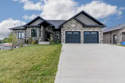 Detached in Minto