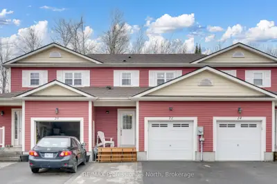 Att/Row/Townhouse in Bracebridge