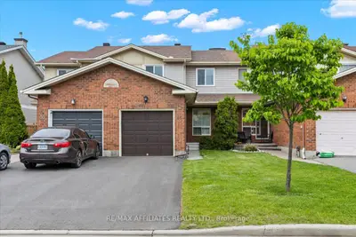 Att/Row/Townhouse in Hunt Club - South Keys and Area