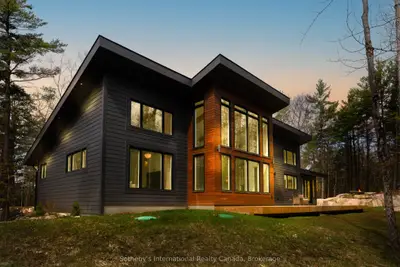 Detached in Gravenhurst