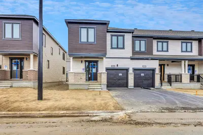 Att/Row/Townhouse in Stittsville - Munster - Richmond