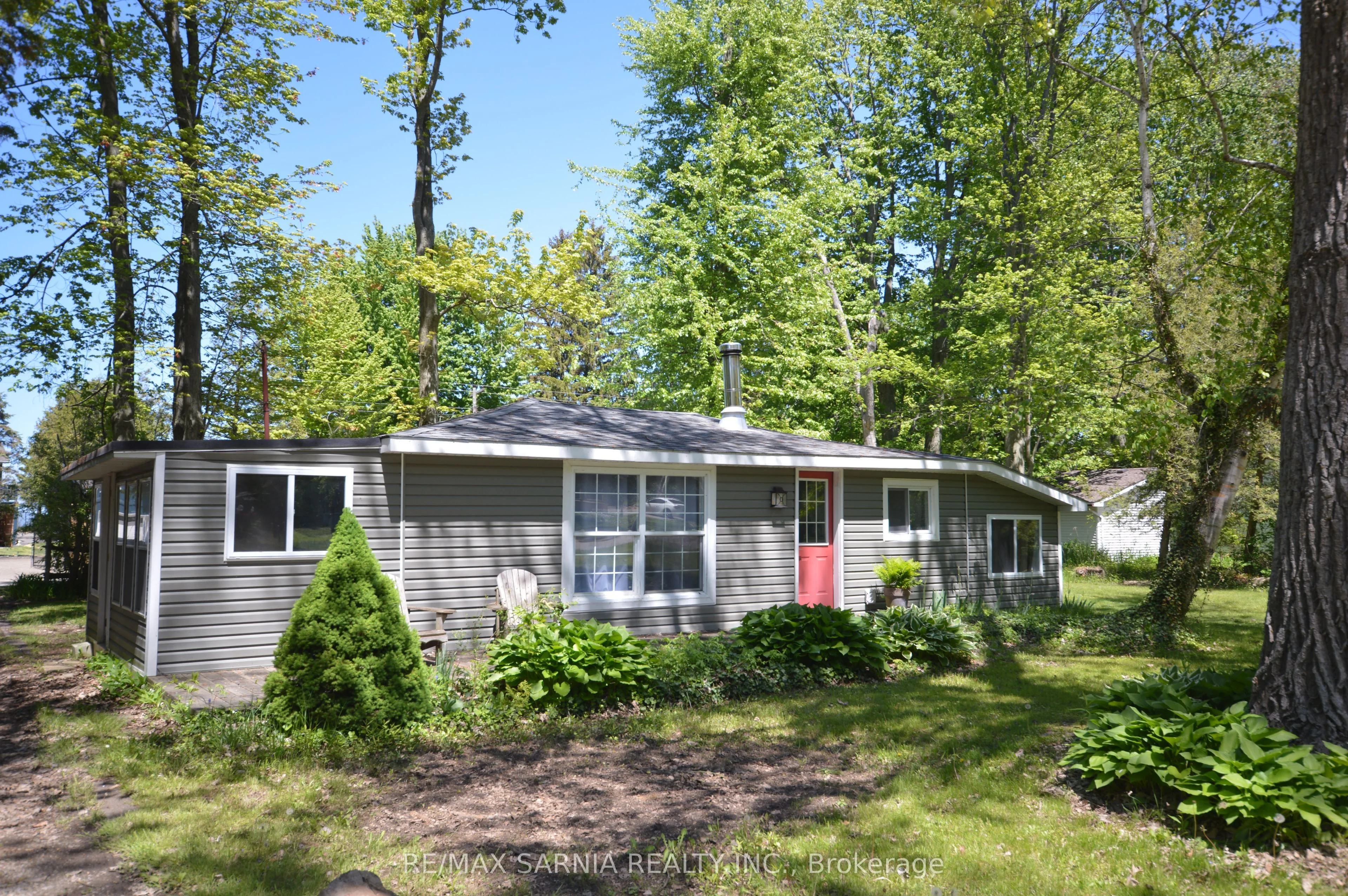 6208 London Road, Lambton Shores, On N0n 1j1
