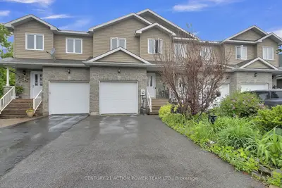 Att/Row/Townhouse in North Dundas