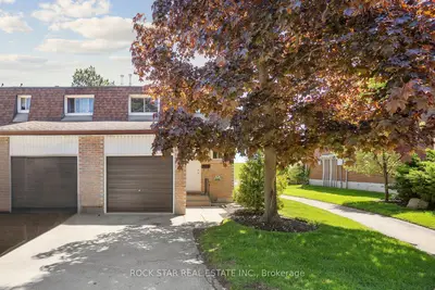 Condo Townhouse in Hamilton