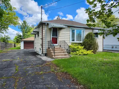 Detached in Port Colborne