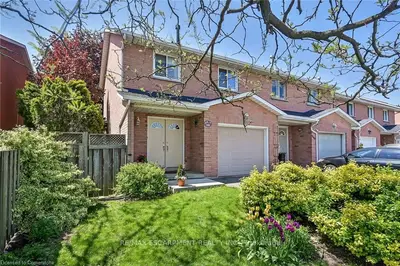 Att/Row/Townhouse in Hamilton