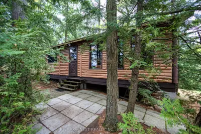 Detached in Central Frontenac