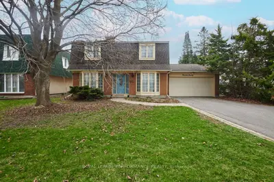 Detached in Beacon Hill North - South and Area