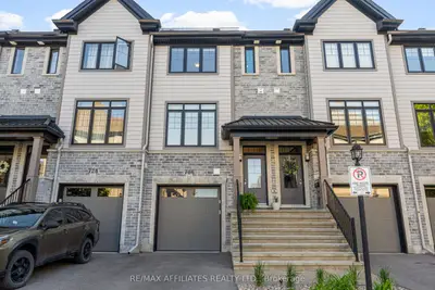 Att/Row/Townhouse in Stittsville - Munster - Richmond