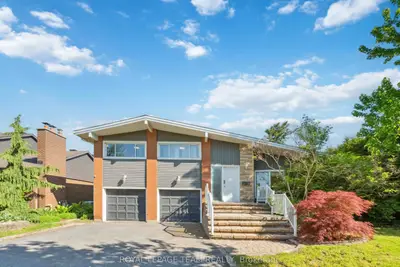 Detached in Britannia Heights - Queensway Terrace N and Area