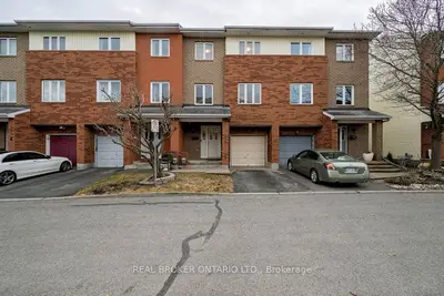 Att/Row/Townhouse in Manor Park - Cardinal Glen and Area
