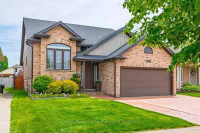 Detached in Niagara Falls