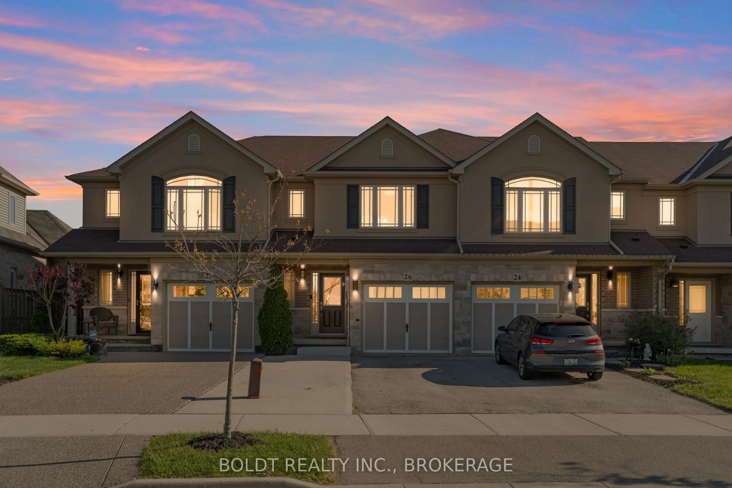 26 Dulgaren Street, Hamilton, ON L8W 3Y8