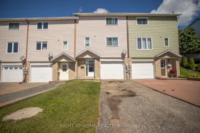 Att/Row/Townhouse in Elliot Lake