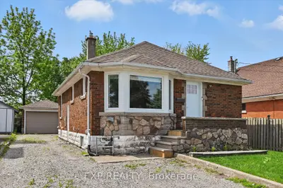 Detached in Niagara Falls