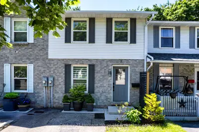 Att/Row/Townhouse in Woodstock