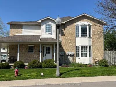 Condo Townhouse in Hamilton