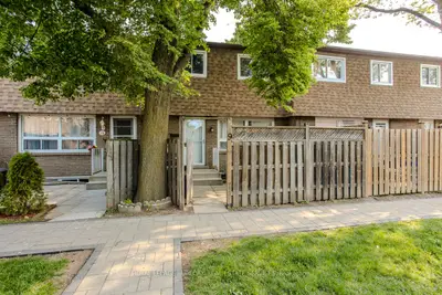 Condo Townhouse in Hamilton
