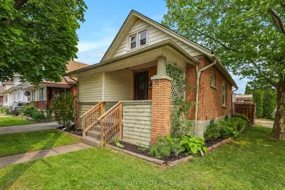 Detached in Niagara Falls
