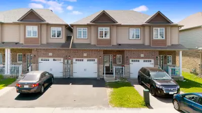 Att/Row/Townhouse in Woodstock