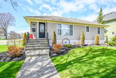 Detached in Port Colborne