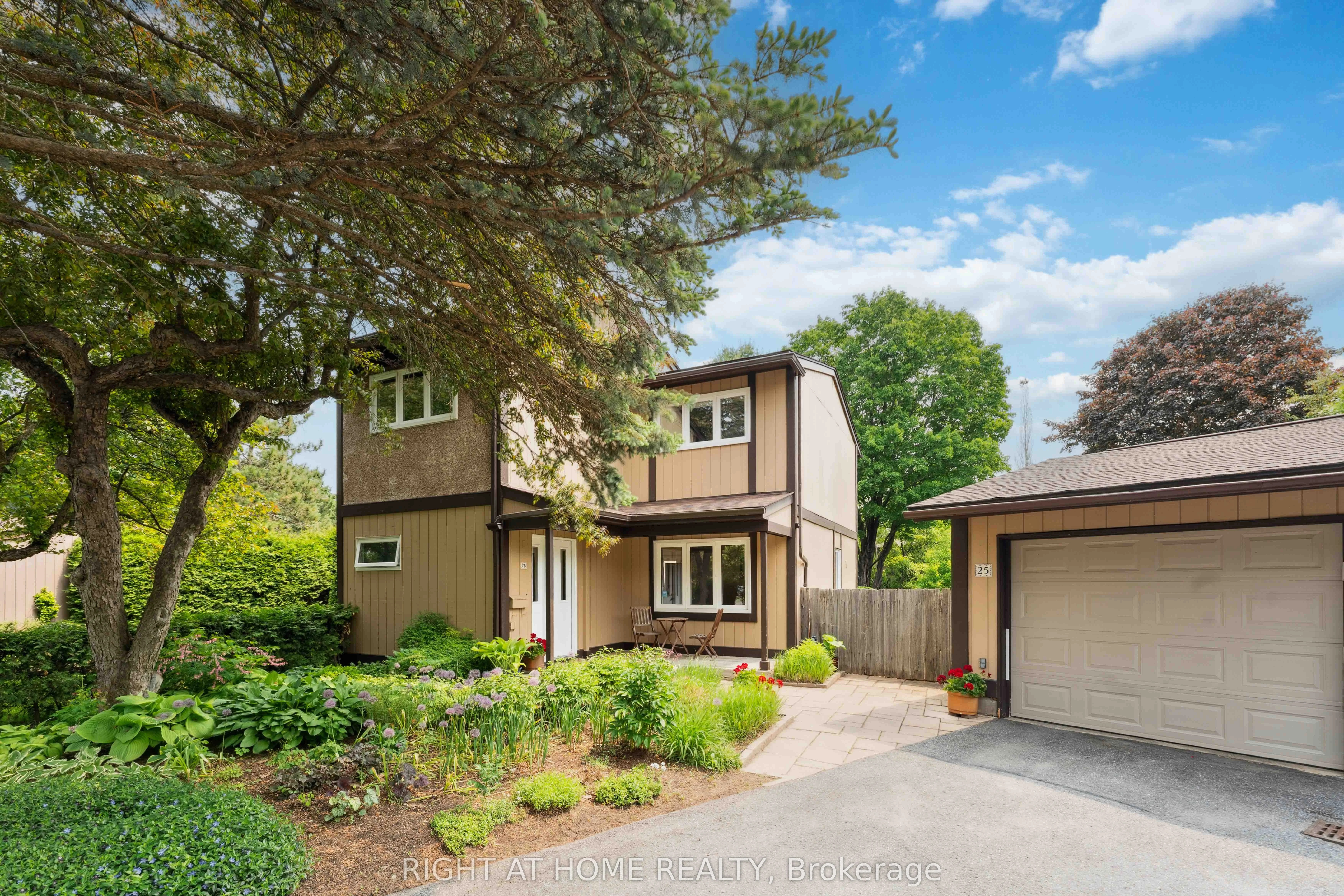 25 Chimo Drive, Kanata, ON K2L 1A3