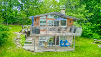 Detached in Central Frontenac