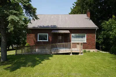 Detached in Champlain