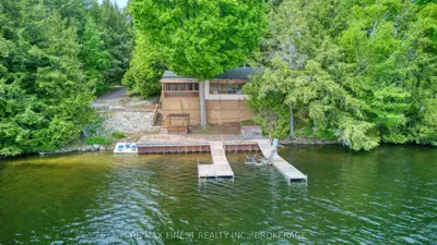 Detached in Central Frontenac