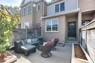 Condo Townhouse in London North