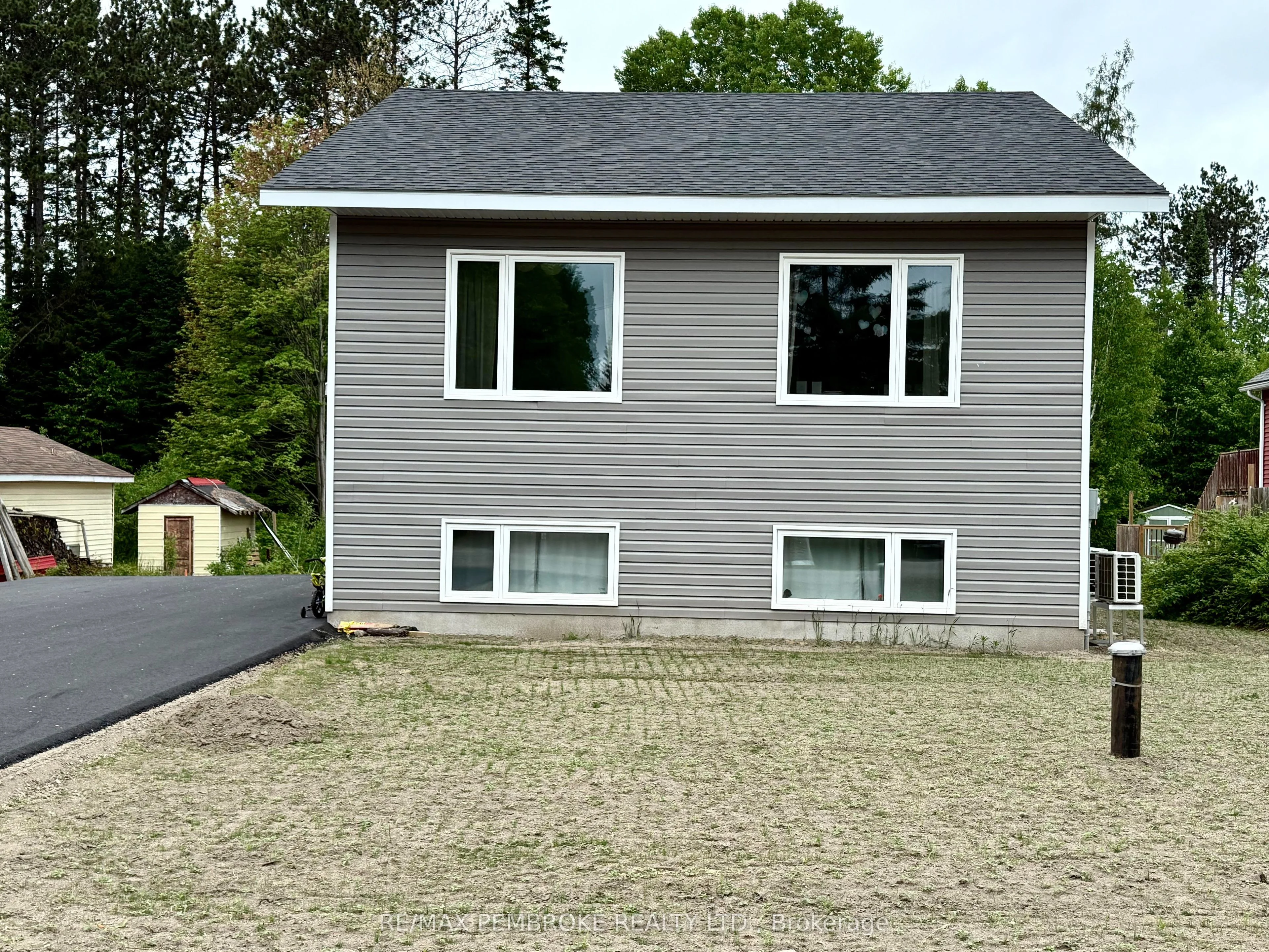 51 Sydney Street, Laurentian Hills, ON K0J 1J0