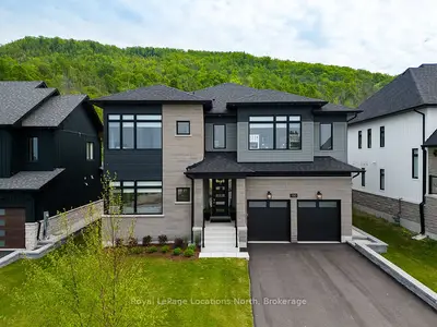 Detached in Blue Mountains