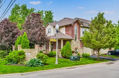 Condo Townhouse in Hamilton