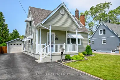 Detached in Niagara Falls