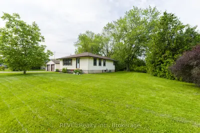 Detached in Niagara Falls