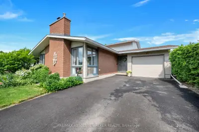 Detached in Beacon Hill North - South and Area