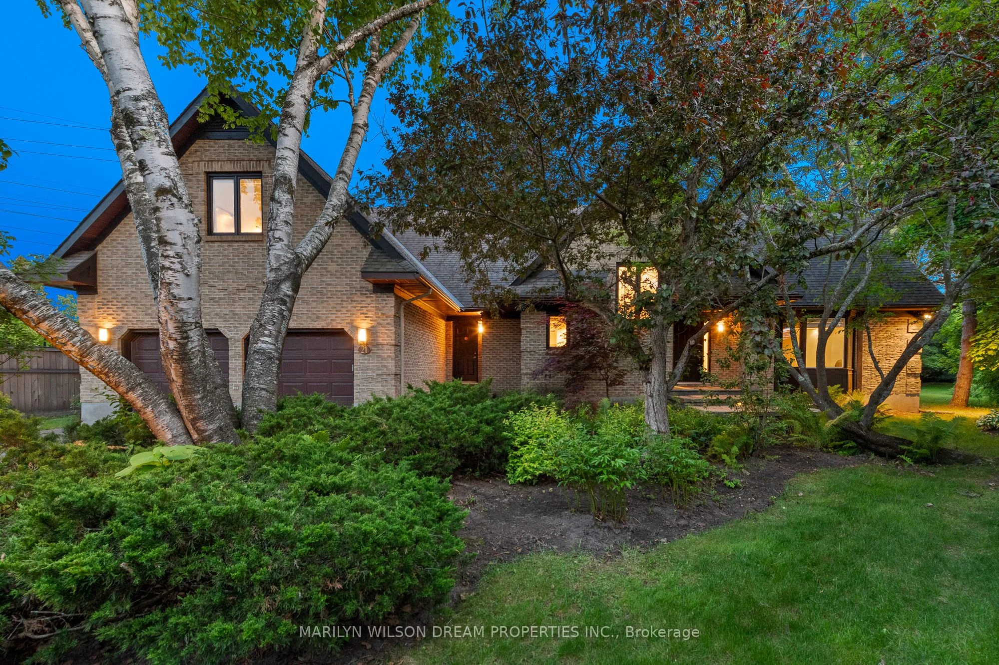 21 WOODFERN Court, South of Baseline to Knoxdale, ON K2H 8Y9