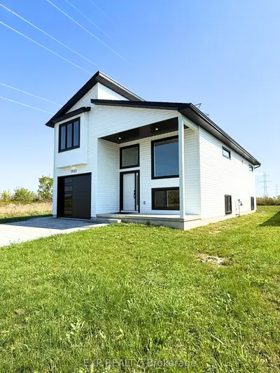 Detached in St. Clair