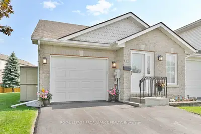 Att/Row/Townhouse in Belleville