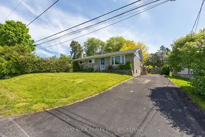 Detached in Gananoque